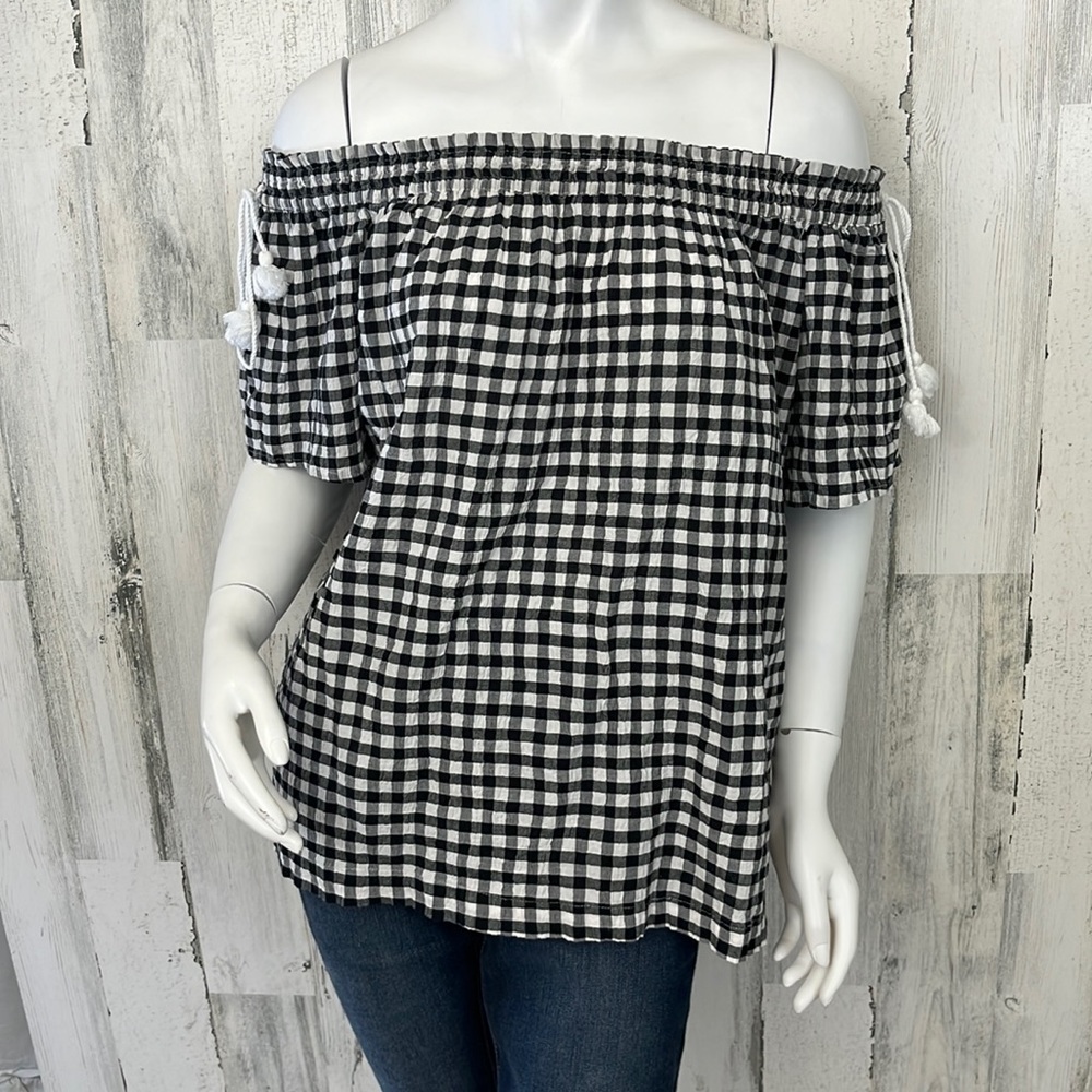 F6- buffalo plaid medium med black & white off the shoulder too size M LOFT